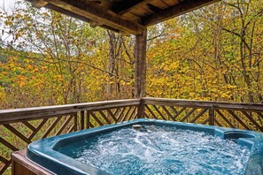 Outdoor spa tub - Hot Tub, View, Pool Table, Fireplace, Honeymoon! (Sevierville)