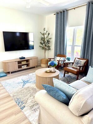 Smart TV, books - Brand New Coastal Escape 3-bedroom house, 1 mile from historic St. Augustine (St. Augustine)