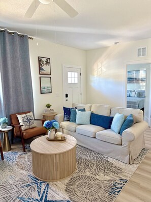 Smart TV, books - Brand New Coastal Escape 3-bedroom house, 1 mile from historic St. Augustine (St. Augustine)