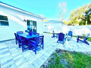 Outdoor dining - Brand New Coastal Escape 3-bedroom house, 1 mile from historic St. Augustine (St. Augustine)