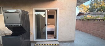 Cozy 2-bedroom apartment in enchanting Claremont with AC