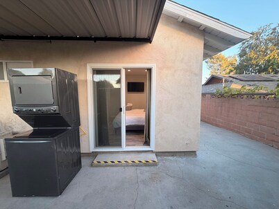 Cozy 2-bedroom apartment in enchanting Claremont with AC