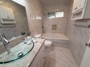 تجهيزات دش، حوض استحمام بنظام ضخ المياه، مجففات شعر، مناشف