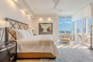 3 عدّة غرف نوم وخدمة الإنترنت وملاءات أسرّة