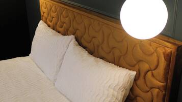 Planxa i posts de planxar, un bressol de viatge i wifi gratuïta