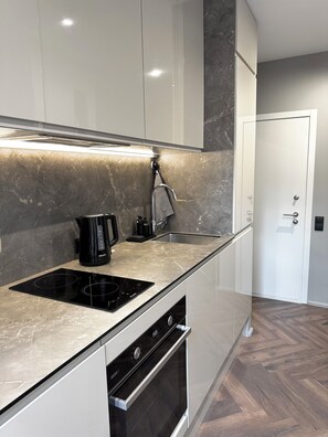Fridge, oven, stovetop, dishwasher - Modern all-inclusive studio apartment in Central Riga (Riga)