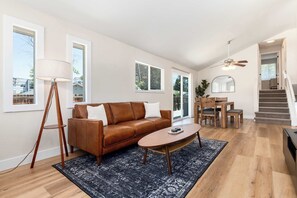 TV, bøker og kontorer