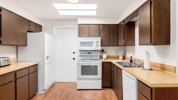 Een koelkast, een magnetron, een oven, een kookplaat