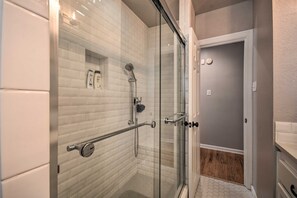 Douche, sèche-cheveux, serviettes fournies, shampoing