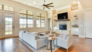 Fernseher, Kamin, Arbeitsbereiche