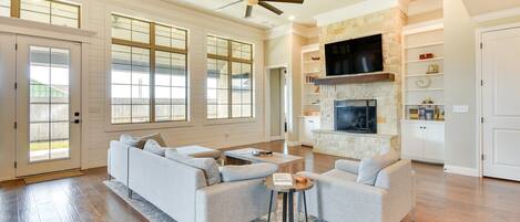 Una televisión, una chimenea, una oficina