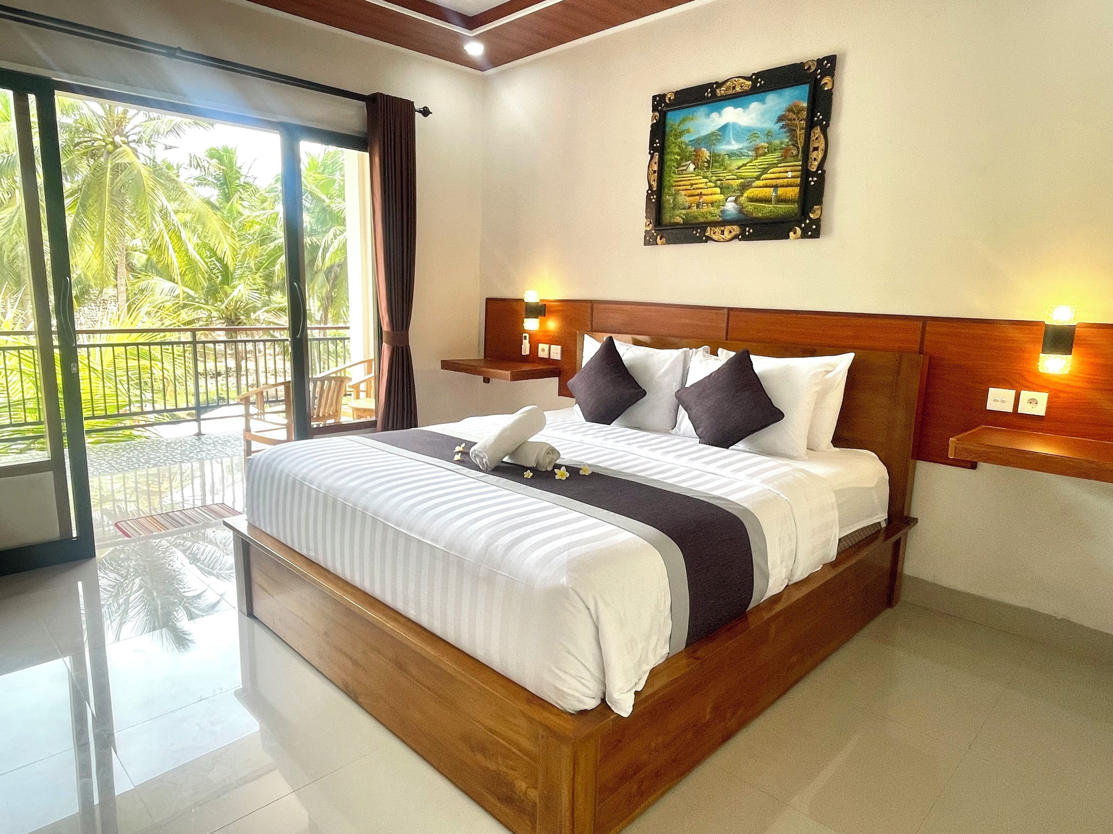 Sengetøy av topp kvalitet, senger med overmadrass og blendingsgardiner