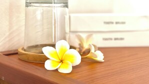 Shower, hair dryer, towels, soap - The Lebah Kelingking Villa (Penida Island)