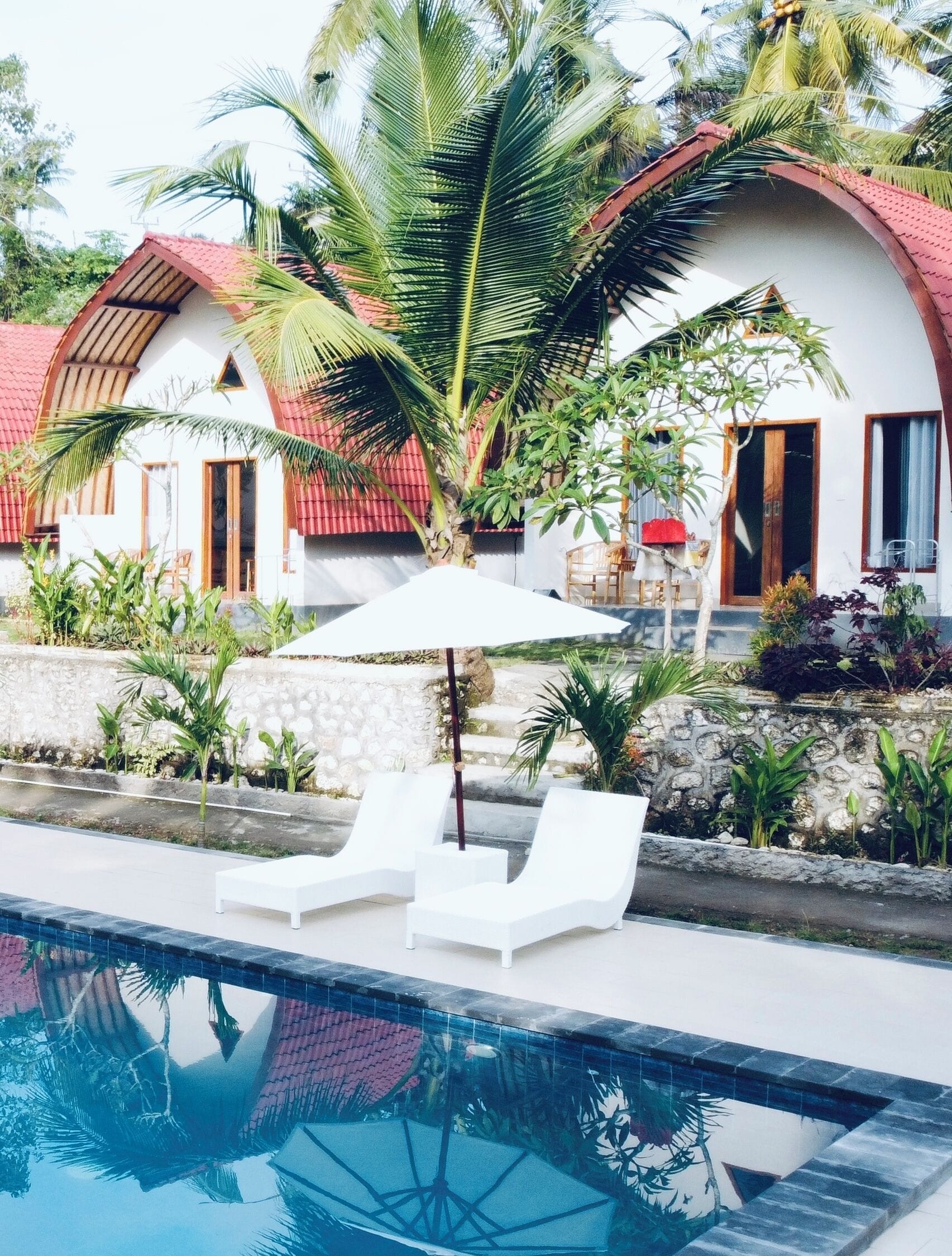 Kolam renang outdoor, dengan payung kolam renang dan kursi berjemur