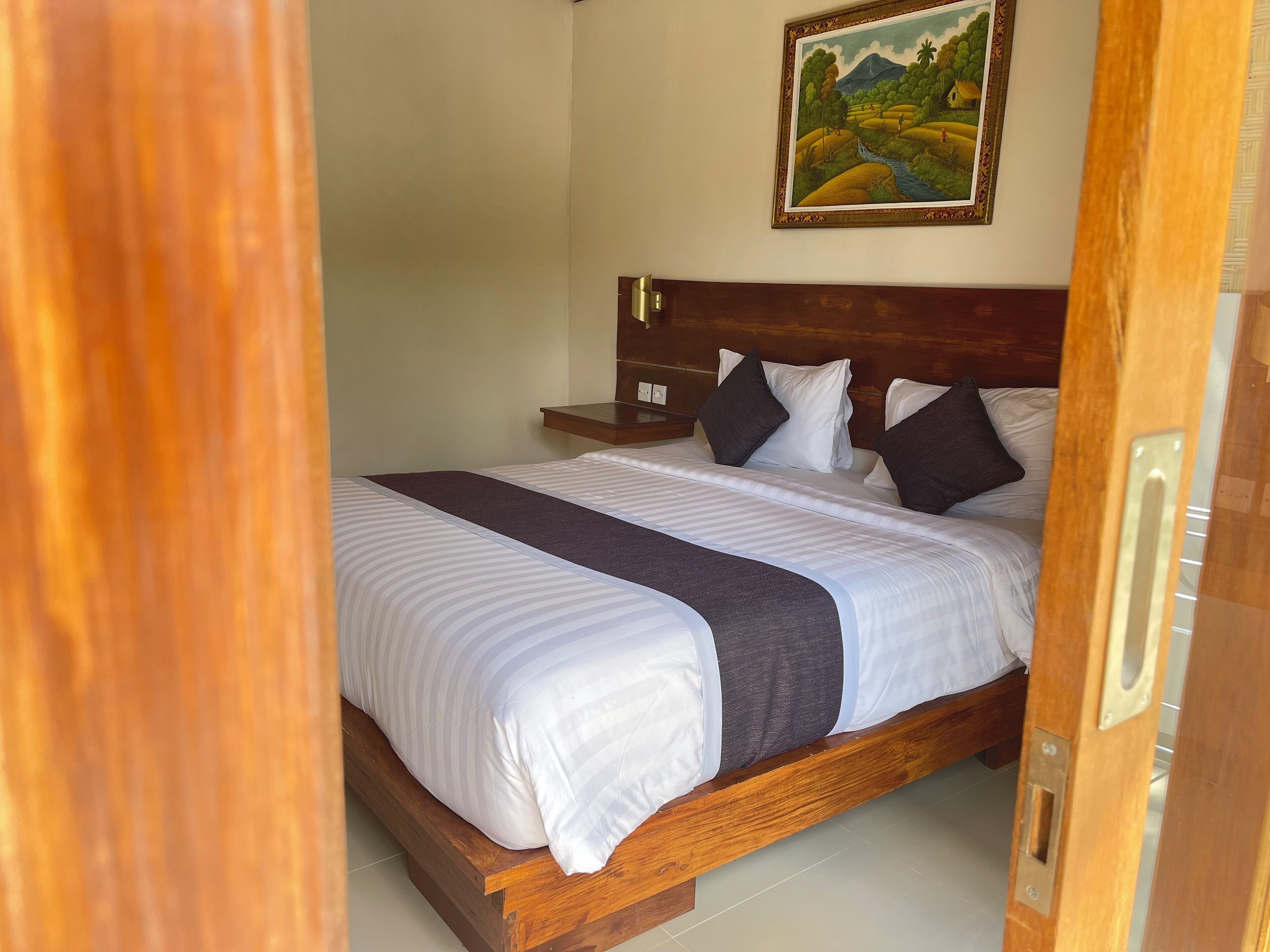 华丽双人房, 泳池景观 | 高档床上用品、加厚床垫、遮光窗帘、隔音