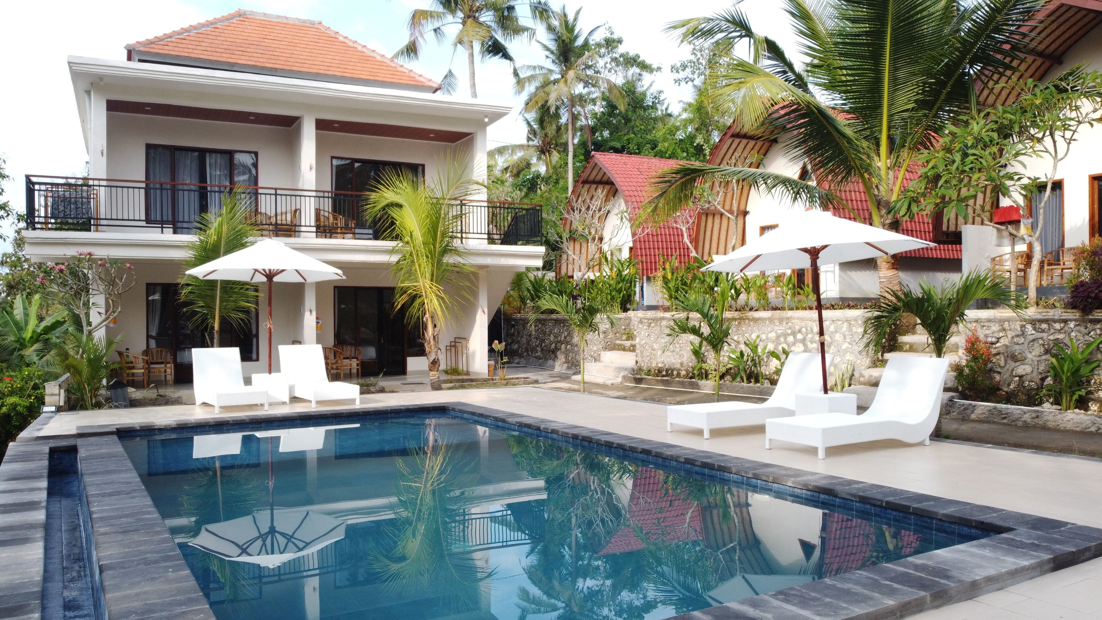 Una piscina al aire libre (de 09:00 a 21:00), sombrillas, tumbonas