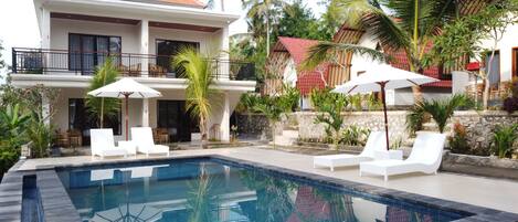 室外游泳池,09:00 至 21:00 开放,池畔遮阳伞,日光浴躺椅