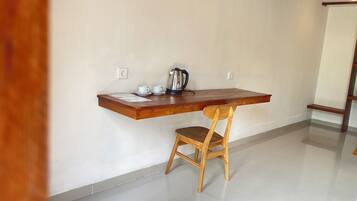 Habitación Deluxe doble, vistas a la piscina | Servicio de comidas en la habitación