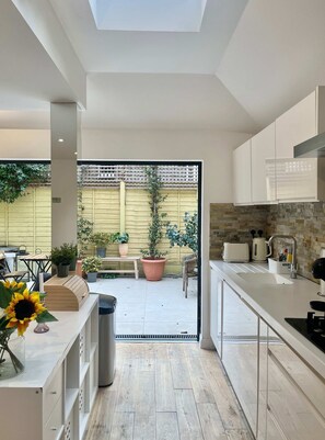 Fridge, oven, dishwasher, coffee/tea maker - The Secret Garden Fulham (Greater London)