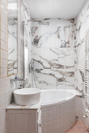 Hair dryer, towels - Green Maison Westfield (Greater London)