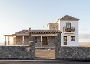 Exterior - Villa Tebeto with spectacular Sunsets and Sacred Mountain views (Tindaya)