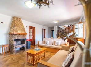 Living area - Villa Tebeto with spectacular Sunsets and Sacred Mountain views (Tindaya)