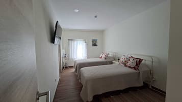 Habitación con 2 camas individuales, vista al jardín | Escritorio y wifi gratis