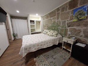 Kahden hengen huone, näköala puutarhaan | Työpöytä, ilmainen Wi-Fi