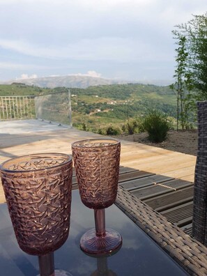 Two glass tumblers on a table with a view of a hilly landscape. - Bosque da Fantasia (Baiao)