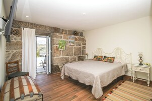 Quarto casal, vista para o jardim | Escrivaninha, Wi-Fi de cortesia