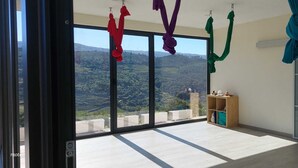 A spacious balcony with large windows overlooking a hilly landscape. - Bosque da Fantasia (Baiao)