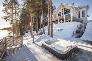 Outdoor spa tub - Villa Lago - Spacious High-Quality Villa in Tahko (Tahko)