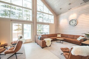 Fernseher, Kamin, Bücher