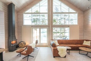 テレビ、暖炉、書庫