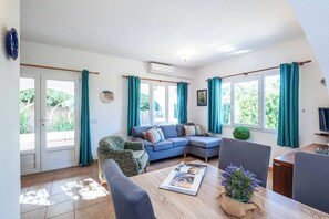 Smart TV - Villa Catieta - Two Bedroom Villa, Sleeps 4 (S'Algar)