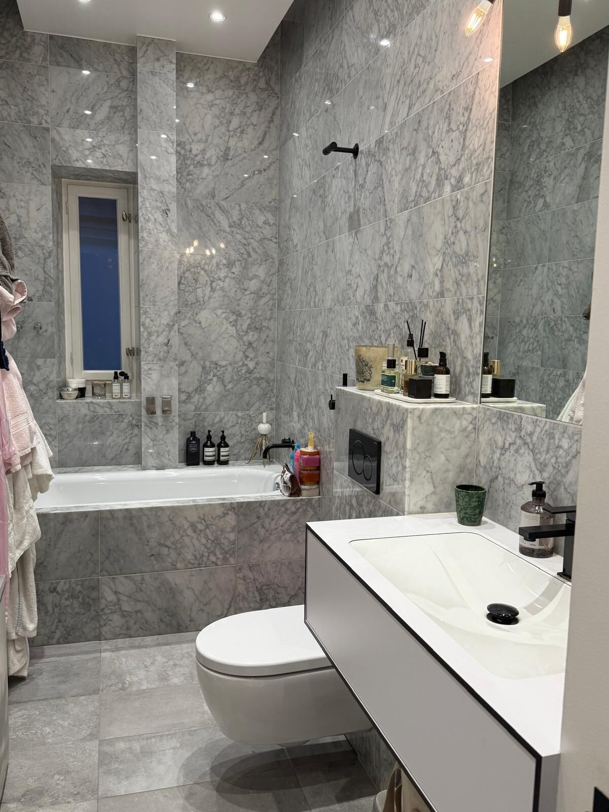 Een douche, handdoeken, zeep, toiletpapier