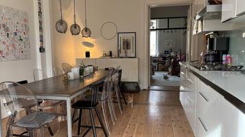 Een magnetron, een oven, een kookplaat, een vaatwasser