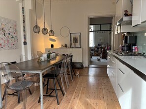 Een magnetron, een oven, een kookplaat, een vaatwasser