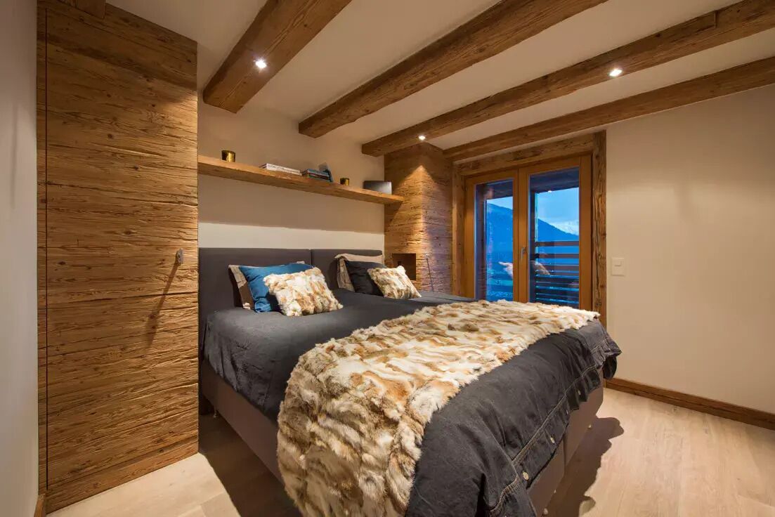 4 bedrooms, iron/ironing board, internet, bed sheets