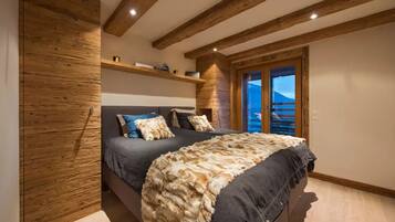 4 bedrooms, iron/ironing board, internet, bed sheets