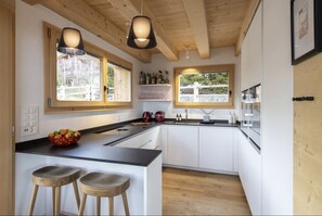 Microwave, oven, dishwasher, high chair - CHALET VALEN - Two Bedroom Chalet, Sleeps 4 (Verbier)