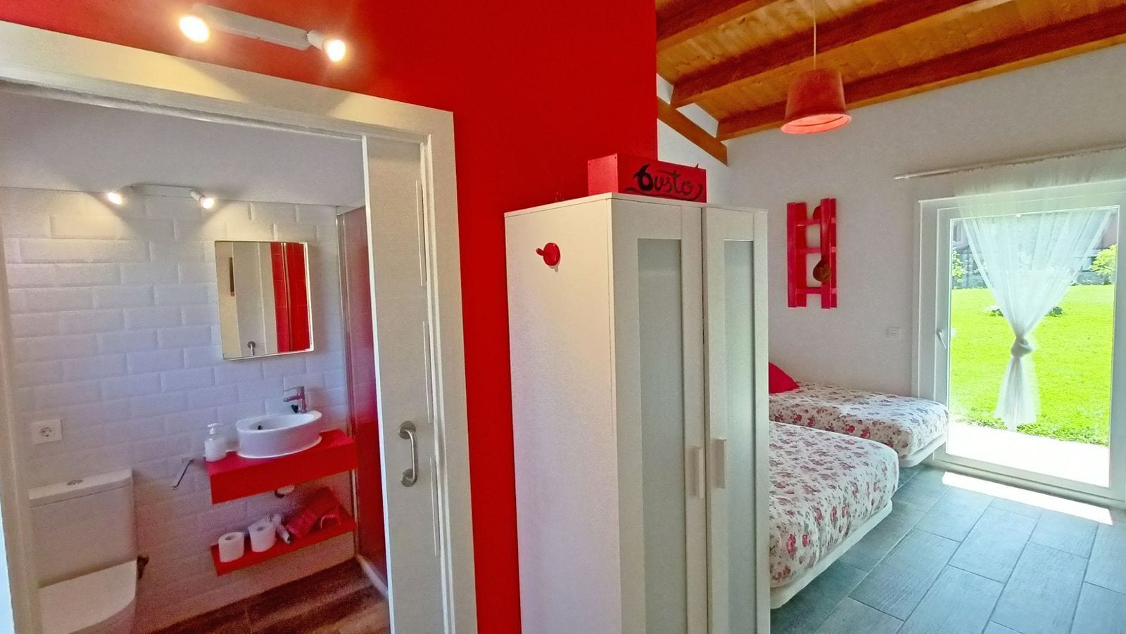 Kahden hengen perhehuone (yksi tai kaksi sänkyä), näköala puutarhaan | Silitysrauta/-lauta, ilmainen Wi-Fi, pääsy pyörätuolilla