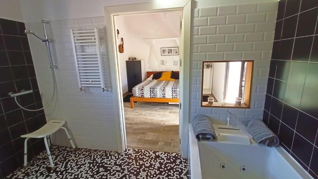 Tabla de planchar con plancha, wifi gratis, accesible en silla de ruedas