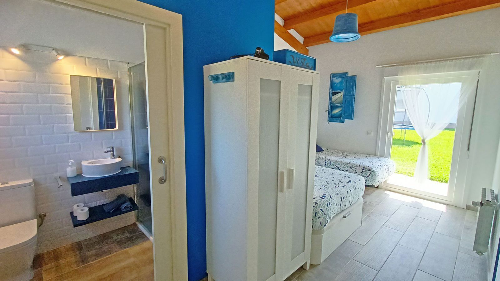 Kahden hengen perushuone (yksi tai kaksi sänkyä), näköala puutarhaan | Silitysrauta/-lauta, ilmainen Wi-Fi, pääsy pyörätuolilla