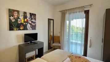 In-room safe, soundproofing, iron/ironing board, free WiFi