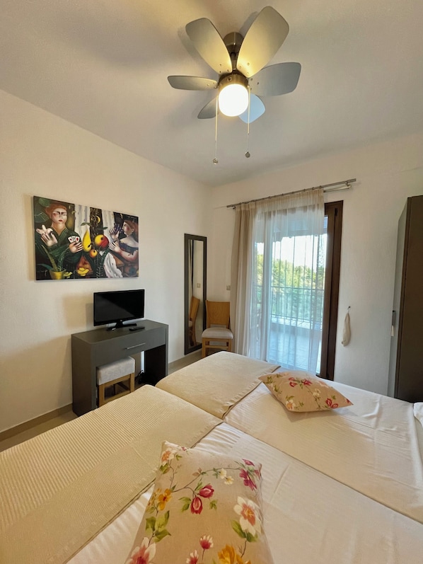 In-room safe, soundproofing, iron/ironing board, free WiFi - Koumaros ApartHotel (Kassandra)