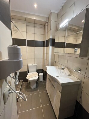 Gratis toalettartiklar, hårtork, badrock och tofflor