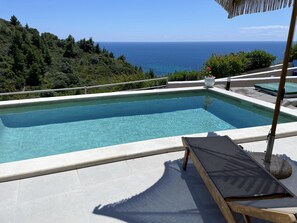 Seasonal outdoor pool, pool umbrellas, sun loungers - Koumaros ApartHotel (Kassandra)