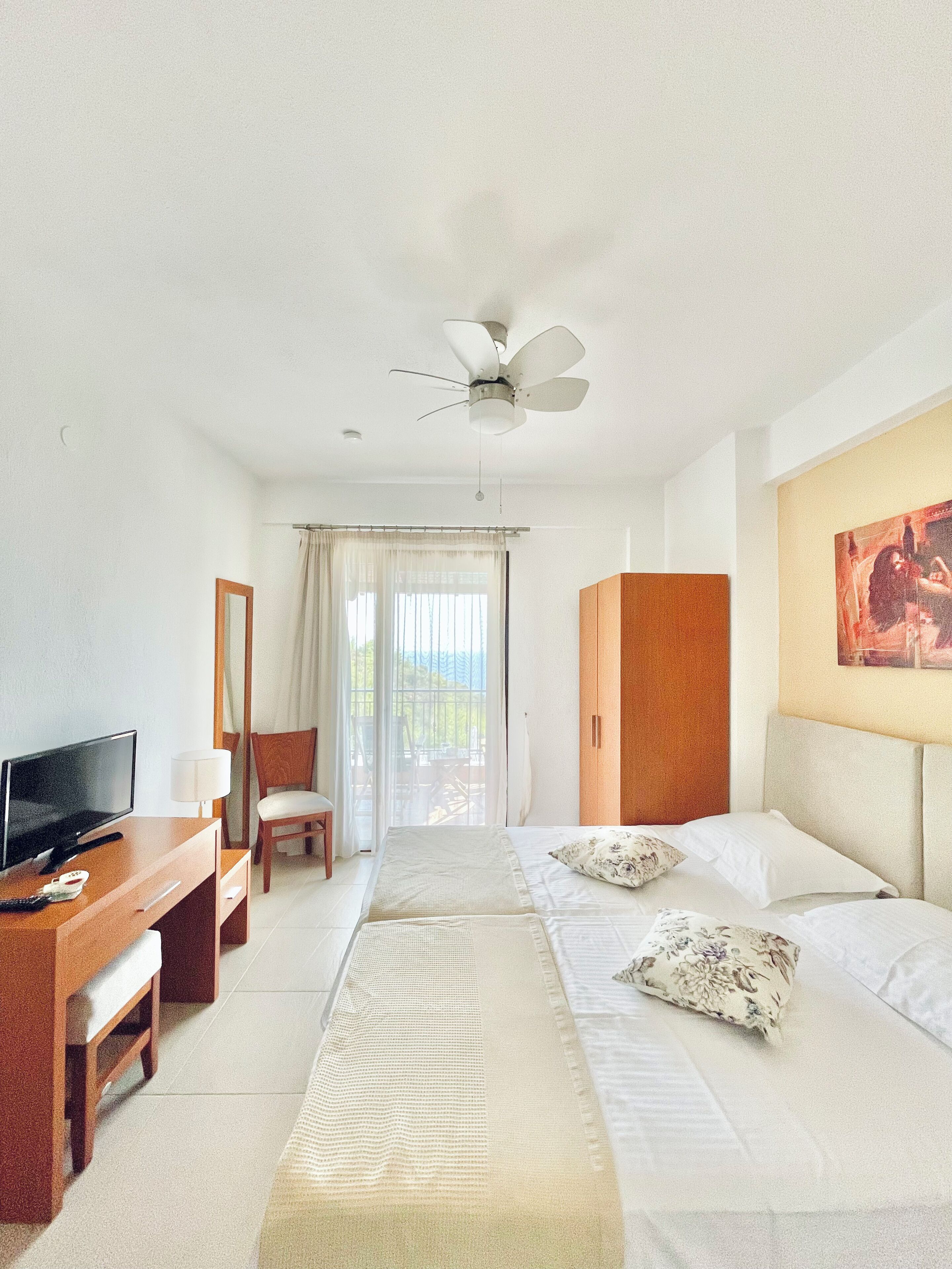 In-room safe, soundproofing, iron/ironing board, free WiFi