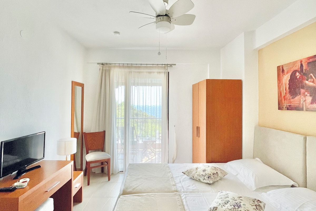 In-room safe, soundproofing, iron/ironing board, free WiFi